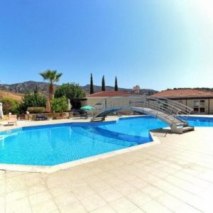 Two bedrooms , two bathrooms in Peyia 55-Inch screen TV, free fast WiFi and TV channels from around the world